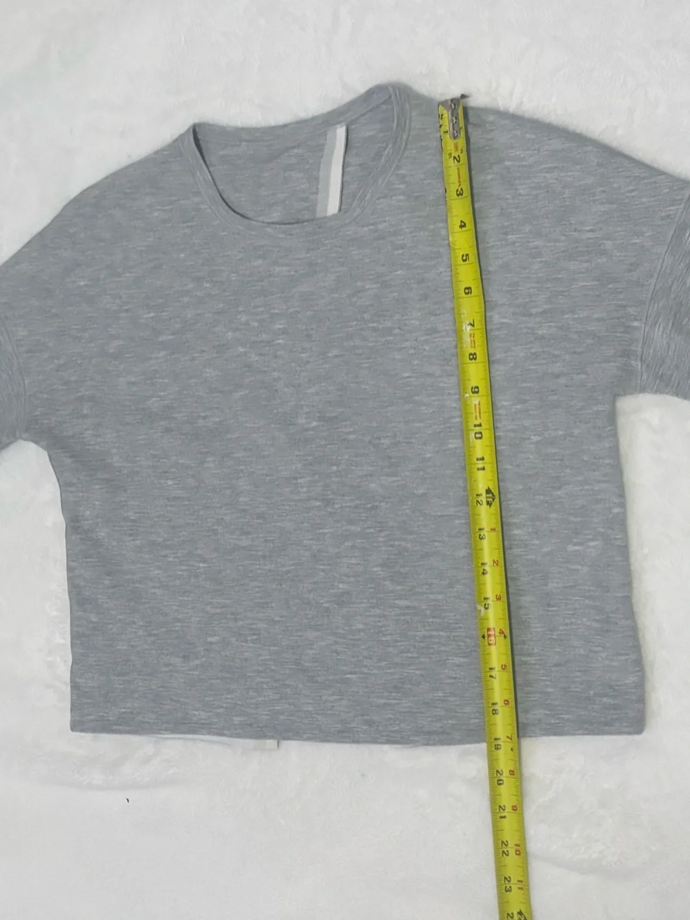 LULULEMON ATHLETICA Women’s Light Gray Cropped Tee with Back Slit
